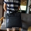 เอาใจหนุ่มๆ สำหรับ messenger bag เป็นผ้าไนล่อนนาโน ตัวกระเป๋าขนาดกำลังดี สีดำสวยมากๆ ทำงานหรือเรียน เท่ห์และคลาสสิคสุดๆ น้ำหนักเบา จุของคุ้ม สายยาว ปรับได้ free size สามารถสะพาย cross body ได้ ใบนี้ ห้ามพลาดเลย รีบหน่อยมีจำนวนจำกัด เป็นทรงแนวตั้งค่ะ