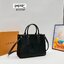 LV OnTheGo PM bag / LV onthego pm bicolor tote bag กระเป๋าทรงโท้ทที่ใครเห็นต้องเป็นคลั่งรัก ยอดฮิต คลาสสิค ผู้ดี หรูหราได้ทุกลุค ทุกสไตล์ มาพร้อมหูจับในตัว คล้องแขนก็ดูแพง หรือจะเกี่ยวสายครอสสะพายก็อัพลุคได้เลย