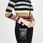 OUTLET 】TORY BURCH MILLER METAL PHONE CROSSBODY อีกหนึ่งกระเป๋าใส่มือถือรุ่นฮิตที่เชื่อว่าหลาย ๆ คนต้องเคยเห็นผ่าน ๆ ตามาอย่างแน่นอน กับแบรนด์ Tory Burch ดีไซน์กระเป๋าทรงฝาพับแม่เหล็กใช้งานง่าย มาพร้อมดีเทล Logo แบรนด์โดดเด่นสีทองตัดกับหนังแกะสีดำ ดูหรูดู