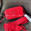 Marc Jacobs Snapshot Bag กระเป๋าแบรนด์ดังจากสัญชาติอเมริกัน นับได้ว่ารุ่นนี้เป็นรุ่นทรงฮิตเลยทีเดียว โดยด้านหน้ากระเป๋าจะเป็นโลโก้แบบโลหะที่เป็นสัญลักษณ์ของแบรนด์นี้ มาพร้อมสายสะพายที่จะสะพายยังไงก็ดูโดดเด่น เพราะขนาดใหญ่ที่สกรีนตัวอักษรโลโก้ ในรูปแบบต่าง