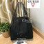 Guess Drawstring Bucket Bag With Strap GUESS. DRAWSTRING BUCKET BAG WITH STRAP กระเป๋าถือหรือสะพายแบรนด์ดังรุ่นยอดนิยม วัสดุหนังแกะสังเคราะห์แบบนิ่มสวยอยู่ทรง ด้านหน้าประดับโลโก้ เปิดปิดแบบ Drawstring ภายในกว้างมีช่องซิปและโลโก้ ใส่ ipad และของใช้ได้เยอะ 