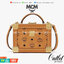 M.C.M BERLIN CROSSBODY IN VISETOS รุ่นหายากต้องมา!! กระเป๋าสะพายทรงกล่องคลาสสิค ดีไซน์ให้ปราดเปรียวยิ่งขึ้นด้วย studs และตกแต่งขอบเก็บมุมด้วยเพลทสีทอง ดูหรู ดูแพงเป็นที่สุด ใช้งานได้สะดวกคล่องตัวมากขึ้น ด้วยสายสะพายครอสบอดี้ วัสดุหนังแคนวาสคุณภาพดี