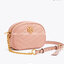 Tory Burch KIRA CHEVRON SMALL CAMERA BAG สาว ๆ ลุคคุณหนูไม่ควรพลาด Collection นี้เลยนะคะ เพราะ Kira Chevron เป็นรุ่นที่ตอบโจทย์และครองใจสาว ๆ ได้อย่างแท้จริง เนื่องจากมีดีไซน์เรียบหรู โดยใช้เทคนิคการเย็บบนหนังเป็นลายเส้น (Chevron) ทำให้กระเป๋าดูมีราคามากย