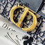 DIOR MINI BAG 7" กระเป๋าสะพายทรงกล่องเปิดหน้า แต่งอะไหล่CD ด้านหน้า มาพร้อมสายสะพายสามารถปรับระดับได้ ทรงสี่เหลี่ยมหนังเรียบสวยหรูอยู่ทรง ภายในโล่งมีโลโก้สามารถใส่มือถือของใช้จุกจิกได้ มาพร้อมถุงผ้ากล่องแบรนด์ รุ่นตามหานะคะ กำลังฮิตสุดๆ ภาพถ่ายจากสิน
