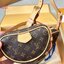 LV Croissant MM bag 25cm กระเป๋าสะพายดีไซส์เก๋เท่ห์มีสไตส์ ลายโมโนแกรม มาพร้อมใบลูกดีไซส์เข้ากัน สวยงาม สวยหรู ขนาดกำลังดี ใบจริงสวยมาก แนะนำเลยค่ะ