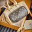 LV Keepall Bandoulière 25 Bag กระเป๋าสะพายคีฟออลดีไซส์ใหม่ ด้านข้างปั้มแบรนด์หนังกลับสวยโดดเด่น สีเบจสวยละมุนลงตัว ภายในโล่งกว้าง มีช่องย่อยด้านหน้าสะดวกใช้งาน