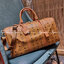 M.C.M TRAVELER WEEKENDER IN VISETOS จัดให้แล้วจ้า สายแคมป์ปิ้ง สายสปอร์ต สายลุย ใบนี้เอาอยู่แน่นอน!! กระเป๋าเดินทาง ใบใหญ่จุใจ ดีไซน์คลาสสิคสไตล์แบรนด์ มาพร้อม tag หนังห้อย พร้อมกุญแจสำหรับล็อคซิป วัสดุหนังแคนวาสคุณภาพดีเต็มใบ และมีหมุดรองก้นกระเป๋าและสาย