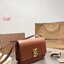 BURBERRY Leather Medium TB Bag / BURBERRY FRAGRANCES CROSSBODY BAG กระเป๋าสะพายหนังเรียบสวยอยู่ทรงดีไซน์ยอดนิยมประดับโลโก้แบรนด์ทองด้านหน้า เปิดปิดด้วยฝาปิดสัญลักษณ์ตัวB ภายในมีช่องแบ่งเป็นสัดส่วนมีช่องซิปหัวซิปแบรนด์