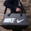 NIKE TRAVEL BAG กระเป๋าเดินทางสะพายสไตล์ Sport ใบใหญ่ วัสดุ NYLON + POLYESTER ด้านหน้าสกรีนโลโก้แบรนด์พร้อมช่องซิปใช้งานง่าย ช่องใหญ่เปิดปิดด้วยซิปคู่ ภายในกว้าง ใส่เสื้อผ้าสำหรับเดินทาง หรืออุปกรณ์เล่นกีฬาและฟิตเนสได้ มาพร้อมสายสะพายปรับได้ฟรีไซส์ ใบใหญ่