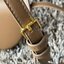 CELINE BESACE CUIR TRIOMPHE IN SMOOTH กระเป๋ารุ่นนี้นำเสนอในรูปทรงฮาล์ฟมูนที่ตอนนี้กำลังงมาแรง เปิดด้วยกระดุมแป๊กเพื่อเผยให้เห็นช่องภายในที่กว้างขวางและกระเป๋าด้านในแบบแบน คุณสมบัติที่โดดเด่นอีกอย่างของกระเป๋าอยู่ที่โลโก้ขนาดใหญ่ รูปทรงสะดุดตา สามารถสะพาย