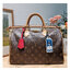 LV speedy soft 30 crafty bag กระเป๋าทรงหมอน รุ่นท็อปฮิต กับดีไซน์ใหม่ต้อนรับฤดูกาลท่องเที่ยว โดดเด่นด้วยการตกแต่งลายพิมพ์ซิกเนเจอร์ และป้ายแท็กหนังสุดเก๋