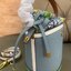 Tory Burch Robinson mini bucket bag กระเป๋าถือและสะพาย Crossbody ทรงถังสวยสุดฮิต เป็นรูปทรงใหม่ มาแรงที่สุดในตอนนี้!! ประดับโลโก้ด้านหน้า สวยโดดเด่นไม่เหมือนใคร วัสดุหนังวัวแท้ หนังสวย น้ำหนักเบา ตั้งอยู่ทรง ด้านในมีกระเป๋าผ้าลายแบรนด์ สามารถถอดออกได้ ภาย
