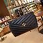 TORY BURCH KIRA CHEVRON SMALL CONVERTIBLE SHOULDER BAG เดอะเบสท์ของปี ขายดีที่สุด ต้องยกให้เลยกับใบนี้ กระเป๋าสะพายข้าง ดีไซน์คลาสสิค เรียบหรู วัสดุหนังแกะ นิ่มและเบา สะพายได้ทั้งวัน