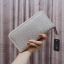 GUESS FACTORY WOMEN'S WALLET กระเป๋าสตางค์ใบยาว ดีไซน์สวยหรู วัสดุหนังนิ่ม ปั๊มลายแบรนด์คมชัด ประดับโลโก้แบรนด์สวย เปิดปิดด้วยซิปบน ภายในมีทั้ง ช่องใส่ธนบัตร แบงก์พัน และช่องใส่บัตรหลายช่องแยกเป็นสัดส่วน ภาพถ่ายจากสินค้าจริงสวยน่าใช้ค่ะ สาวๆที่กำลังห