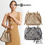 TORY BURCH T MONOGRAM JACQUARD BELL BAG คอลเลคชั่นใหม่ กับกระเป๋าลายโมโนแกรมยอดฮิต ที่มาในรูปทรงดีไซน์สวยเก๋ ชิคๆคูลๆ รับรองว่าไม่มีเกร่อ ตัวกระเป๋าทรงเหลี่ยม รูปเก็บทรงได้ในส่วนของปากกระเป๋า หรือไม่รูด ก็ได้ความสวยไปอีกแบบ วัสดุผ้า jacquard ตัดสลับหนังแท