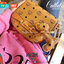 M.C.M set New Handbag Leather Messenger Bag กระเป๋าสะพายข้างทรงสวย ใหม่ล่าสุด รุ่นนี้สวยมากคะ มาพร้อมอะไหล่ห้อยกระเป๋าเกร๋ๆ กระเป๋าสตางค์ใบเล็ก พร้อมกล่องครบเซ็ท พร้อมเสิร์ฟให้สาวๆได้สวยถึงบ้านแล้วน้า