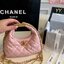 CHANEL Mini Hobo Bag น่ารักแบบตะโกนมาจ้าแม่ กระเป๋ามินิทรงโฮโบ บอกเลยว่าใบนี้สวยและโดดเด่นมาก ด้วยสายโซ่สีทองอร่ามมาแบบมัดรวม เพิ่มกิมมิกแบบถือด้วยตัวล็อกปิดอะไหล่สีทอง จะถือก็ Cute จะสพายก็ปัง เอาอยู่เลยค่า สาวๆ ห้ามพลาดเชียวน้าา