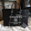 Chanel tote canvas bag จากงานพรีเมี่ยม VIP GIFT รุ่นดังเลยค้า Size ใหญ่อลัง บอกเลยว่า *งานดีที่สุด ตัวกระเป๋า กระเป๋าผ้าเป็นผ้า canvas เนื้อดีสมราคา สัมผัส นุ่มลื่นมือมากกกก อะไหล่เงินปั้มแบรนด์แท้ทั้งใบ ด้านหน้าปัก logo แบรนด์สุดหรู จุของได้เยอะมากก มีช่