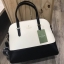 Kate Spade New York Cedar Street Maise CrossBody Bag กระเป๋าถือหรือสะพาย หนังลาย Saffiano สีทูโทนดำขาว สวยอยู่ทรงอด้านหน้าประดับ logo brand เปิดปิดด้วยซิป ภายในมีช่องซิป และช่องเล็ก ใส่กระเป๋าสตางค์ใบยาว ของใช้ ได้เยอะ มีหมุดรองฐานกันรอยสี่มุม มาพร้อมสายส