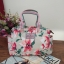 Cath Kidston กระเป๋าถือหรือสะพายข้างสไตล์วินเทจ น้ำหนักเบา เปิดปิดกระเป๋าด้วยซิป ด้านหน้าประดับโลโก้ Cath Kidston ด้านข้างมีช่องเล็กใส่ของ