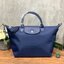 Longchamp Le Pliage Neo Size M มาพบกับกระเป๋ารุ่นยอดนิยม ที่สาวๆ ต้องมีไว้เก็บไว้สักใบ กระเป๋าโท้ทใบนี้ มาพร้อมกับสีที่มีสไตล์เรียบง่าย มีสายสะพายยาวช่วยให้คุณสามารถสะพายไหล่ได้อย่างสบาย ในขณะที่ที่ปิดแบบซิปช่วยให้คุณมั่นใจได้ว่าของด้านในมีความปลอดภัย Le 