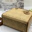 ORI 】DIOR Medium Lady Dior Bag Natural Cannage Raffia พร้อมส่งที่ไทย ภาพสินค้าถ่ายจากงานขายจริง ใช้งานต่างประเทศได้ เอกลักษณ์ของความหรู เรียบหรูมีสไตล์เหนือกาลเวลา รังสรรค์ขึ้นจากต้นปาล์มชนิดหนึ่งตามธรรมชาติ ประดับด้วยลวดลาย Cannage อันเป็นเอกลักษณ์ โดดเด