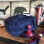 Anello 2Way mini boston Bag คอลเลคชั่นสีทูโทนสดใสต้อนรับลมร้อน กับกระเป๋าถือหรือสะพายข้าง วัสดุผ้าแคนวาสตัดสีทูโทน ที่หูจับมีตัวล้อคสาย มีฐานกว้างตั้งอยู่ทรง เหมาะกับการใช้งานที่สะดวกสบาย มีช่องใช้งานทั้งภายในและภายนอก ใส่ได้ทั้งกระเป๋าสตางค์ทรงยาว มินิไอ