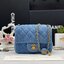 CHANEL Mini Flap Bag Denim Pearl Gold Hardware 18cm พร้อมส่งที่ไทย วัสดุผ้าเดนิมสีน้ำเงินแท้ พร้อมฮาร์ดแวร์โทนสีทองโบราณ และมีฝาปิดด้านหน้าปิดแบบเทิร์นล็อค CC ซิกเนเจอร์ของแบรนด์ ภาพสินค้าถ่ายจากงานขายจริง ใช้งานต่างประเทศได้