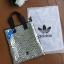 Adidas Original Shopper 3D Tote Bag Trefoil Handbag . Classic Sports กระเป๋าถือหรือสะพาย ลาย graphic ทรง sport วัสดุ polyurethaneเนื้อ matte หนังนิ่ม น้ำหนักเบา เปิดปิดด้วยซิป ภายในกว้างโล่ง ใส่ A4, iPad และของใช้ได้เยอะ Unisex ใช้ได้ทั้ง ช ญ ค่ะ
