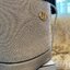 Guess Agata Bucket Handbag กระเป๋ารุ่นใหม่ล่าสุดทรงถังสุดน่ารัก พิมพ์ลายรอบใบ วัสดุ Saffiano PU คุณภาพดี นิ่ม น้ำหนักเบา ด้านหน้าประดับด้วยโลโก้แบรนด์สวยโดดเด่น เปิด-ปิดด้วยเชือกหนังใช้หูรูดปลายเชือกประดับอะไหล่ทองสะดวกใช้ ด้านในโล่งกว้างมีช่องเล็กสำหรับใ