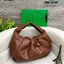Bottega Veneta The Shoulder Pouch Bag กระเป๋าสะพายรุ่นยอดฮิต หนังเรียบสวยผิวสัมผัสนุ่มมาก ดีไซน์เฉพาะตัว ใบจริงสวยคมทุกสี