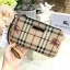 BURBERRY FRAGRANCES WRISTLET Gift With Purchase (GWP) Limited พรีเมี่ยมกิ๊ฟของแท้จากเคาน์เตอร์น้ำหอม BURBERRY วัสดุหนังเรียบลาย Signature คลาสสิคประดับโลโก้ มาพร้อมสายคล้องมือ เปิดปิดด้วยซิปภายในมีโลโก้ มีช่องใส่บัตร ใส่แบงก์พัน บัตร เครื่องสำอางค์ ใส่มือ