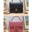 CHANEL flap bag with chain กระเป๋าสะพายสุดหรู สวยดูแพง รูปทรงคลาสสิค ขนาดกำลังพอเหมาะ สายสะพายโซ่ในตัว น้ำหนักเบา และยังมีหูจับในตัว สะดวกต่อการพกพา ตัวกระเป๋าเปิดด้วยกระดุมแม่เหล็ก วัสดุหนังอย่างดี ผิวสัมผัสดี ภายในเป็นช่องโล่ง และยังมีช่องซิปให้ด้วย