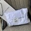 Marc Jacobs Snapshot Bag กระเป๋าแบรนด์ดังจากสัญชาติอเมริกัน นับได้ว่ารุ่นนี้เป็นรุ่นทรงฮิตเลยทีเดียว โดยด้านหน้ากระเป๋าจะเป็นโลโก้แบบโลหะที่เป็นสัญลักษณ์ของแบรนด์นี้ มาพร้อมสายสะพายที่จะสะพายยังไงก็ดูโดดเด่น เพราะขนาดใหญ่ที่สกรีนตัวอักษรโลโก้ ในรูปแบบต่าง