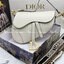 หนังแท้ DIOR SADDLE BAG with strap กระเป๋ารุ่นยอดนิยมตามแบบฉบับแบรนด์ งานออริหนังแท้ทั้งใบ ใช้งานได้ 2 แบบ สะพายยาว CROSSBODY และสายสั้นถือได้เก๋ๆ ลุคนี้คูลสุดๆ เลยค่าา ภาพถ่ายจากสินค้าจริง! สวยมาก พร้อมส่งที่ไทยราคาสุดคุ้ม สาวๆ ห้ามพลาดค่ะ!