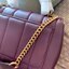 TORY BURCH KIRA QUILTED SMALL BAG พร้อมส่งที่ไทย ไม่ผิดหวังแน่นอนค่ะ! กระเป๋าหิ้วหรือสะพายข้างได้ วัสดุหนังแกะแท้ทั้งใบ ((หนังแกะจะมีคุณภาพดีเงานิ่มและแพงกว่าหนังวัวจ้า)) หนังนิ่มสวยงามมากๆค่ะ เปิดปิดกระเป๋าแบบหมุนล็อคแบบโลโก้แบรนด์ ใช้อะไหล่คลาสสิคดูหรูเ