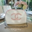 Chanel precision luxury leather clutch with chain จากงานพรีเมี่ยมกิ๊ฟ แบรนด์ดังหนังแก้วมันสวยหรู ด้านหน้า ตกแต่งโลโก้แบรนด์บนเฟอร์สีดำ สายโซ่ยาวสีดำสุดหรู สายถอดเก็บได้ ด้านในบุผ้ามันสีแดง ปั้มแบรนด์แท้ จุของได้เยอะ ใส่มือถือได้ทุกรุ่นไปอีกก จะสะพายหรือถื