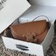 CELINE BESACE CUIR TRIOMPHE IN SMOOTH กระเป๋ารุ่นนี้นำเสนอในรูปทรงฮาล์ฟมูนที่ตอนนี้กำลังงมาแรง เปิดด้วยกระดุมแป๊กเพื่อเผยให้เห็นช่องภายในที่กว้างขวางและกระเป๋าด้านในแบบแบน คุณสมบัติที่โดดเด่นอีกอย่างของกระเป๋าอยู่ที่โลโก้ขนาดใหญ่ รูปทรงสะดุดตา สามารถสะพาย