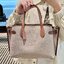 COACH CH189 HANNA CARRYALL น้องใหม่ เรียบหรู ดูแพง กับกระเป๋าถือ/สะพายทรงสวย โทนสีคลาสสิค ดีไซน์ตกแต่งสายคาดจับจีบข้างกระเป๋าเพิ่มดีเทล มาพร้อมหูจับในตัว