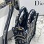ORI 】Mini Dior Book Tote Phone Bag Blue Dior Oblique Embroidery พร้อมส่งที่ไทย ภาพสินค้าถ่ายจากงานขายจริง ใช้งานต่างประเทศได้ กระเป๋าใบมินิจะใส่โทรศัพท์ได้เช่นเดียวกับของใช้จำเป็นเล็กๆ น้อยๆ ในแต่ละวัน มาพร้อมสายสะพายไหล่แบบปักที่ปรับได้และถอดออกได้ อุปกร