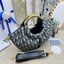 ORI หนังแท้ | DIOR Walk in Dior Purse Blue Oblique Jacquard / diorclutch กระเป๋าสะพายทรงคลัชสุดลัคชู หรูหราเกินเรื่อง ดีไซน์ใหม่มาแรงมาก! โดดเด่นด้วยหูจับทรงโค้งสีทอง ดูแพงสุดๆ