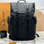 LV Christopher MM Backpack กระเป๋าเป้สะพายหลังขนาดกลาง สีดำเต็มใบสวยคลาสสิก ปั้มลายโมโนแกรม ตอบโจทย์การใช้งานด้วยช่องกระเป๋าด้านข้าง 2 ช่อง ดีไซน์กระดุมกดและสายรูดเพิ่มความปลอดภัยในการพกพาสิ่งของด้านใน