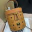 M.C.M CYLINDER CROSSBODY IN VISETOS รุ่นยอดฮิตอีกหนึ่ง!! กระเป๋าสะพายข้าง ดีไซน์ทรงกระบอก ให้คุณสนุกไปกับทุกสไตล์การแต่งตัว สวยอยู่ทรง ใส่ของสำคัญได้ครบถ้วน วัสดุหนังแคนวาสคุณภาพดี เปิด-ปิดด้วยซิปรอบ ภายในบุผ้าสลับหนังแท้ เป็นช่องโล่งทำให้เก็บของไว้ได้สะด