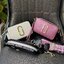 Marc Jacobs Snapshot Bag กระเป๋าแบรนด์ดังจากสัญชาติอเมริกัน นับได้ว่ารุ่นนี้เป็นรุ่นทรงฮิตเลยทีเดียว โดยด้านหน้ากระเป๋าจะเป็นโลโก้แบบโลหะที่เป็นสัญลักษณ์ของแบรนด์นี้ มาพร้อมสายสะพายที่จะสะพายยังไงก็ดูโดดเด่น เพราะขนาดใหญ่ที่สกรีนตัวอักษรโลโก้ ในรูปแบบต่าง
