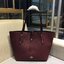 COACH MARKET TOTE กระเป๋าถือใบใหญ่ทรง TOTE ทรงกระเป๋าสวยหรู กระเป๋าใบใหญ่ใส่ของได้เยอะ Tote bag อีกหนึ่งรุ่นฮิต ให้พื้นที่จุของกว้างขวาง เชื่อว่าต้องเคยผ่านตาสาว ๆ มาก่อนแน่นอนค่ะ เพราะเป็นกระเป๋าที่ใช้งานง่าย สะพายไหล่ไปได้ทุกที่ ทุกโอกาส ด้วยขนาดของกระเ