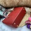 ของแท้ 💯% Kate Spade New York Cross Body Bag กระเป๋าถือหรือสะพาย หนัง Saffiano ภายในมีช่องซิปและช่องเล็ก มีหมุดรองฐานกันรอย 4 มุม อะไหล่ทองทั้งใบ ขนาดกำลังดี ใส่กระเป๋าสตางค์ยาวได้ค่ะ