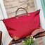 LONGCHAMP BOXFORD TRAVEL BAG L กระเป๋าเดินทางขนาดใหญ่ มาพร้อมสายสะพายที่สามารถถอดได้ ให้คุณเลือกสะพายไหล่หรือถือได้ มีซิปรูดเปิดปิดกระเป๋าที่ให้คุณมั่นใจได้ว่าคุณจัดเก็บไอเท็มของคุณได้อย่างมิดชิด บ็อคฟอร์ด (BOXFORD) สะท้อนความเป็นเอกลักษณ์ของแบรนด์ที่เปี่