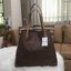 MANGO LARGE SHOPPING BAG กระเป๋าสะพายใบใหญ่น้ำหนักเบาวัสดุหนังแกะสังเคราะห์ขึ้นลายสวยน่าใช้โดดเด่นที่สามารถปรับใช้ได้2ทรงไม่จำเจอเปิด-ปิดด้วยแถบคาดกระดุม ภายในกว้างและจุสุดๆ สามารถใส่เอกสาร A4 หนังสือ ipad เสื้อผ้า รองเท้าได้ ภายในมีช่องซิปและโลโก้หนัง หู