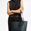COACH MARKET TOTE กระเป๋าถือใบใหญ่ทรง TOTE ทรงกระเป๋าสวยหรู กระเป๋าใบใหญ่ใส่ของได้เยอะ Tote bag อีกหนึ่งรุ่นฮิต ให้พื้นที่จุของกว้างขวาง เชื่อว่าต้องเคยผ่านตาสาว ๆ มาก่อนแน่นอนค่ะ เพราะเป็นกระเป๋าที่ใช้งานง่าย สะพายไหล่ไปได้ทุกที่ ทุกโอกาส ด้วยขนาดของกระเ