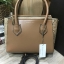 CHARLES & KEITH DOUBLE ZIP STRUCTURED BAG กระเป๋าถือหรือสะพายรุ่นใหม่ลชนช็อป ขนาดกำลังดี หนังเรียบสวยอยู่ทรงด้านหน้ามีโลโก้แบรนด์ เปิดปิดด้วยซิป ภายในกว้างจุของได้เยอะ ใส่ Ipad กระเป๋าสตางค์ หนังสือ ของใช้ได้จุ มาพร้อมสายสะพายยาวถอดปรับระดับได้ได้ มีหมุดร
